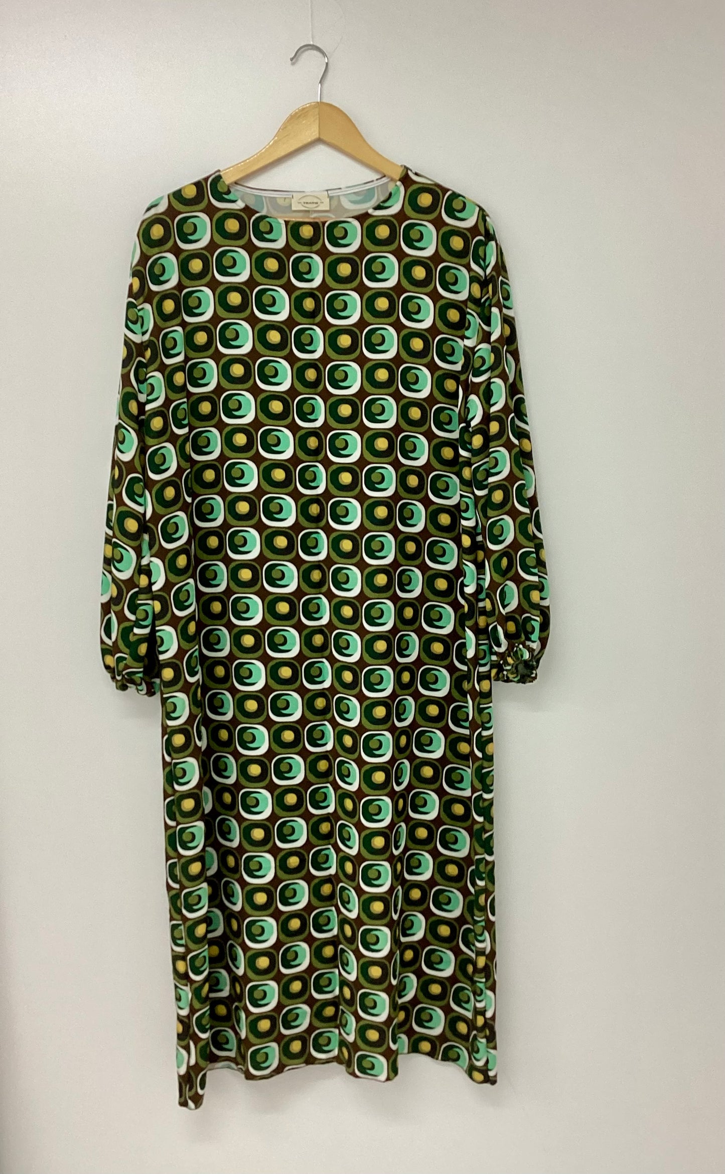 Καφέ Φόρεμα με Γεωμετρικό Print – Διαχρονική Κομψότητα