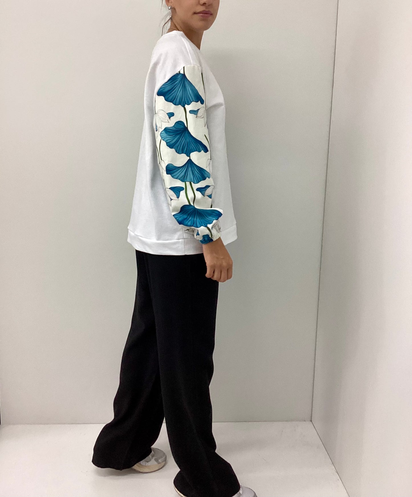 Λευκό Φούτερ White Lilium One Size με Φλοράλ Μανίκια