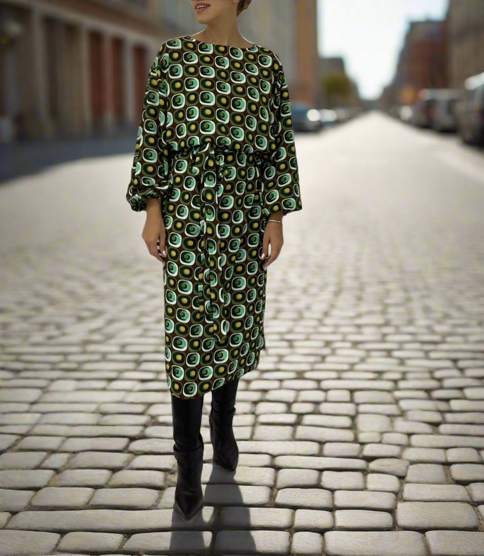 Καφέ Φόρεμα με Γεωμετρικό Print – Διαχρονική Κομψότητα