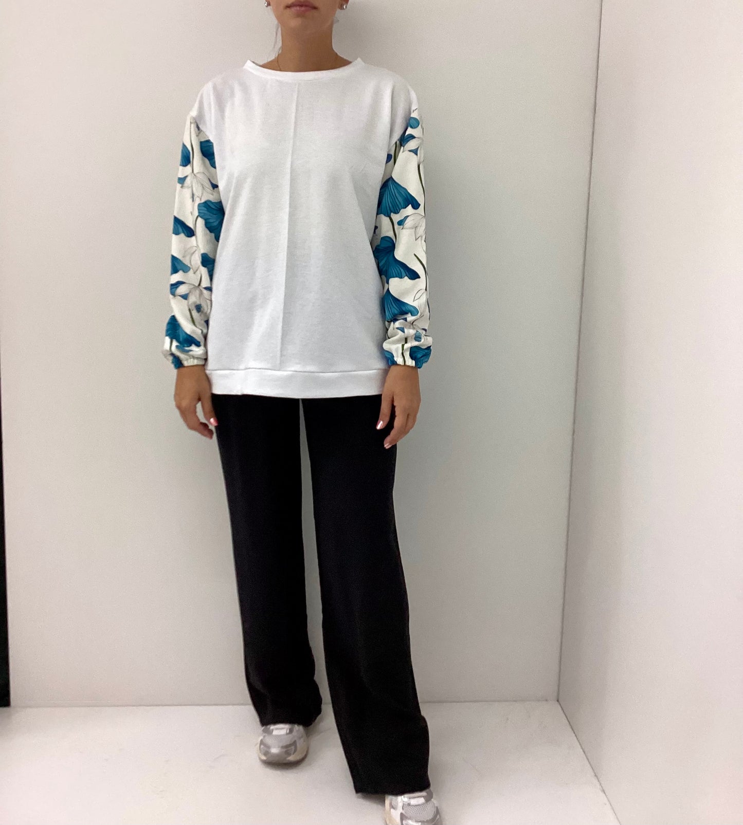 Λευκό Φούτερ White Lilium One Size με Φλοράλ Μανίκια