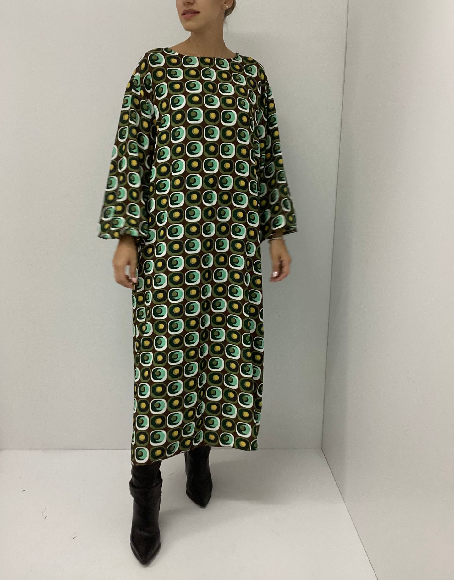 Καφέ Φόρεμα με Γεωμετρικό Print – Διαχρονική Κομψότητα